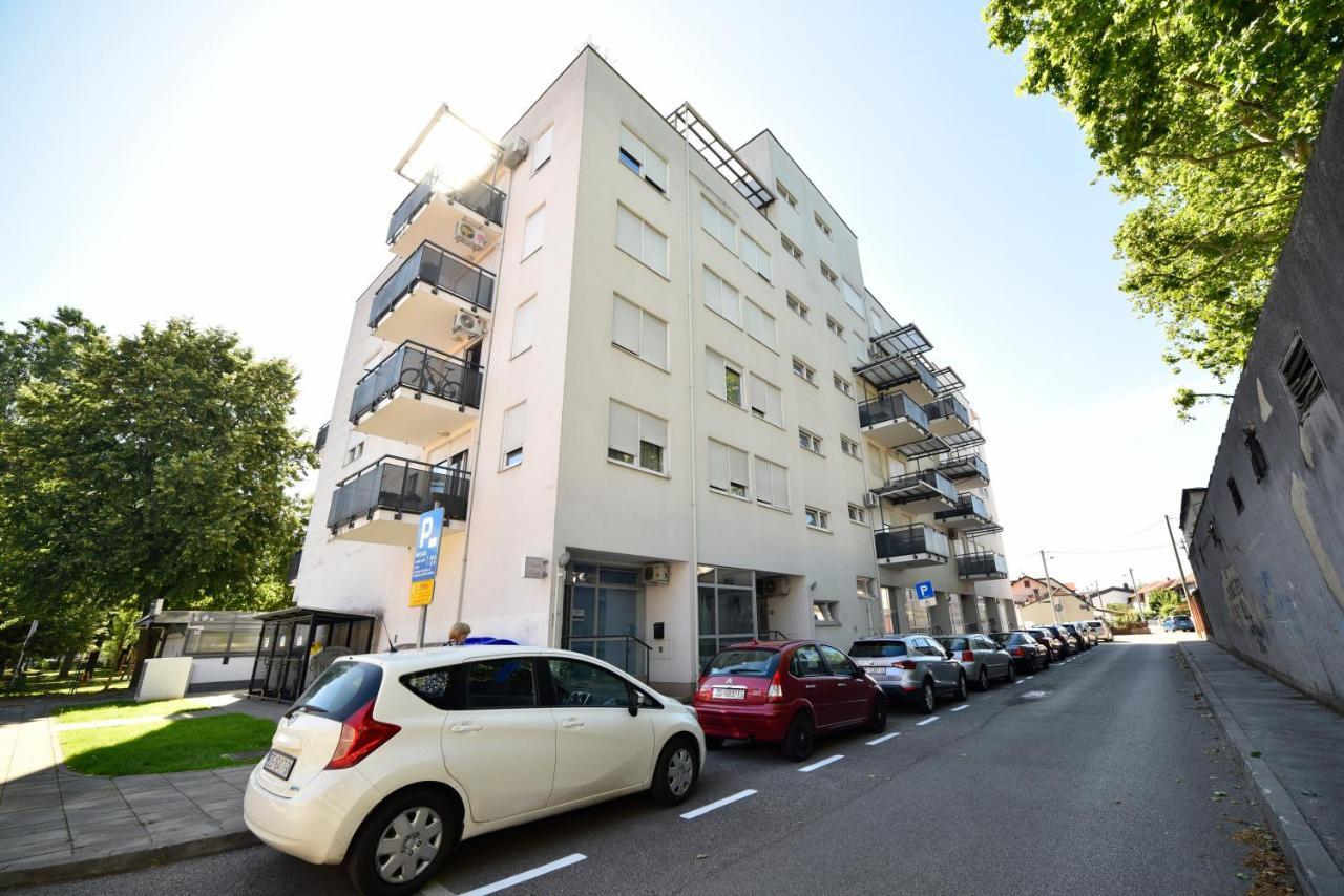 Block Apartment Park With Private Garage Parking Zagabria Esterno foto
